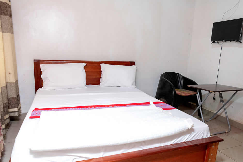 Cozy African-themed twin bedroom